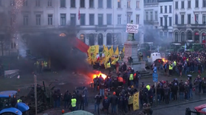 Pożary i przewrócony pomnik: Rolnicy ścierają się z policją przed Parlamentem UE