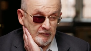 "Utrata oka denerwuje mnie każdego dnia". Rushdie o ataku muzułmanina