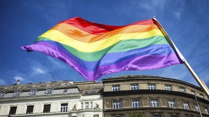 LGBTQ dostali szału – słowacka lewica nie chce w kibelkach „helikopterów bojowych” tylko mężczyzn i kobiety (FELIETON)