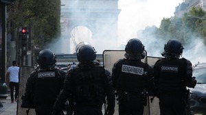 Francja: ponad 400 rannych policjantów w protestach