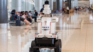 Na tym lotnisku policjantami są roboty