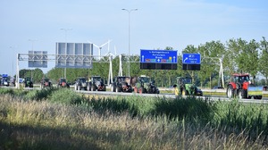 Protestujący rolnicy zaostrzają presję na rząd Francji poprzez "oblężenie" Paryża