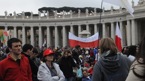 Watykan: Radość po niedzielnej kanonizacji trwa nadal. Rzym wypełniony Polakami