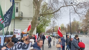 Warszawa - Protest przed ambasadą Litwy