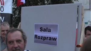 Solidarni z Grzegorzem Braunem trzaskali drzwiami przed wrocławskim aresztem