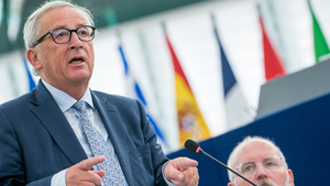 Juncker stoi leżąc