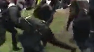 POLICJA brutalnie rozprawia się z protestującymi w Warszawie [RELACJA VIDEO]