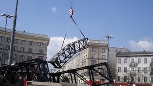 NA GORĄCO: Tęcza znów instalowana na Placu Zbawiciela. POLICJA grozi mandatami protestującym [ZOBACZ FOTO]