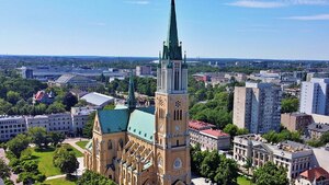 Kard. Ryś mówi, co zrobi, jeśli ksiądz wywiesi plakat wyborczy