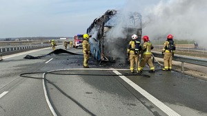 Licealiści z Siedlec jechali na wycieczkę do Sejmu. Ich autokar doszczętnie spłonął! [FOTO]