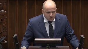 Poseł Suwerennej Polski biegał w nocy po dachu sejmowego budynku