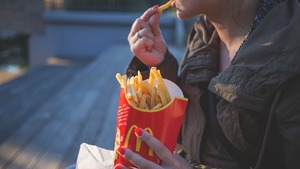 100 pracowników McDonalda zarzuca firmie toksyczną kulturę zastraszania i napaści seksualnych