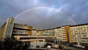 Tęcza nad kliniką, w której przebywa papież. Ojca Świętego odwiedziła premier Włoch