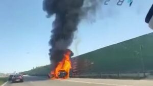 POTĘŻNY pożar samochodu. Nagranie szokuje (WIDEO)