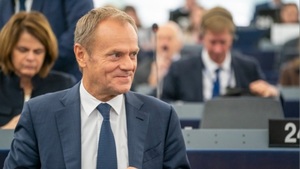 Tusk o rolnikach: "Każde takie zachowanie jest zdradą stanu"